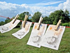 £10 notes on washing line